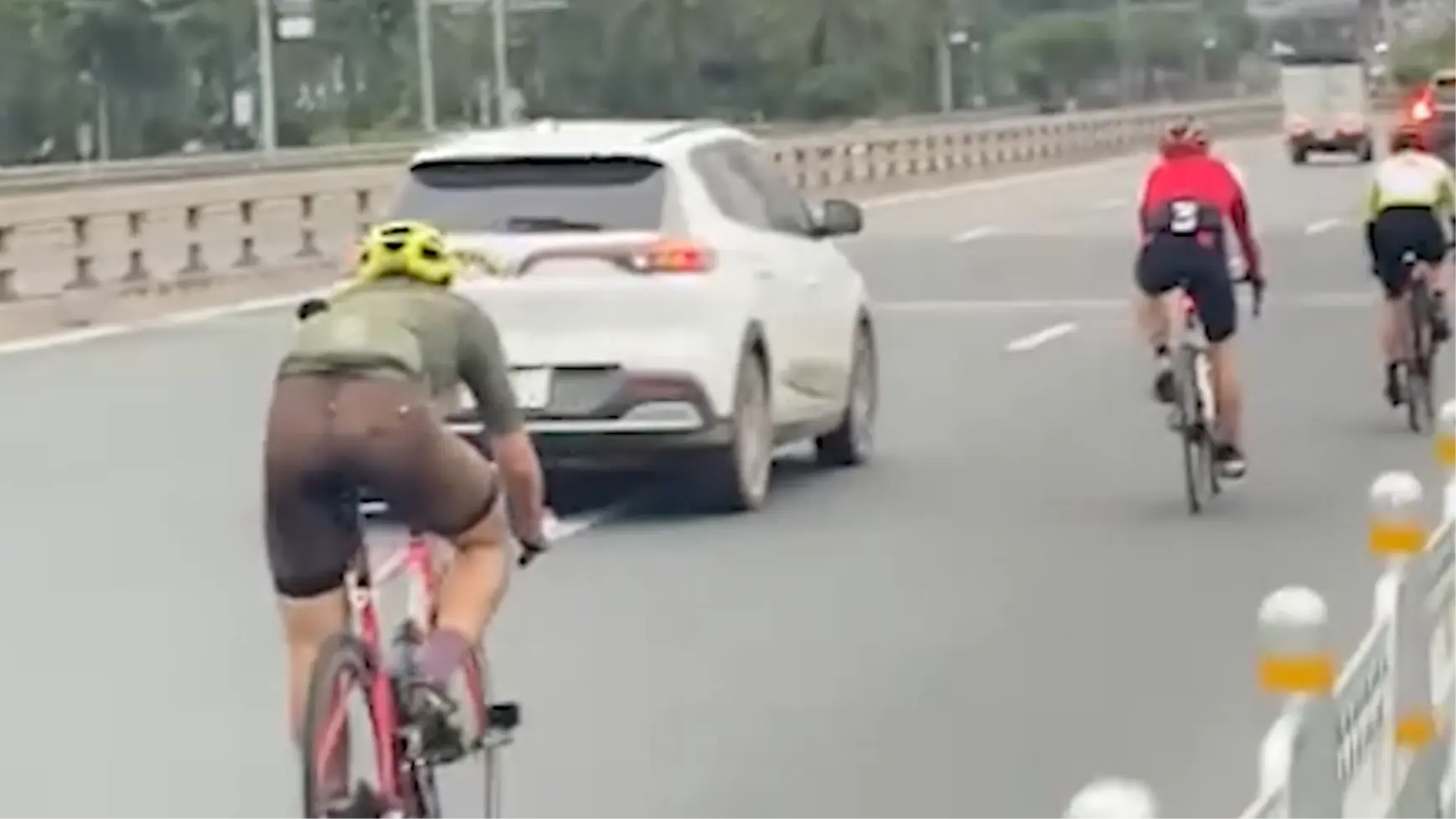 Xe đạp đi vào đường cấm, dọa nạt người phản ánh